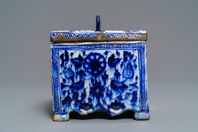 Un coffre-fort en c&eacute;ramique persane en bleu et blanc, art qajar, Iran, 18/19&egrave;me