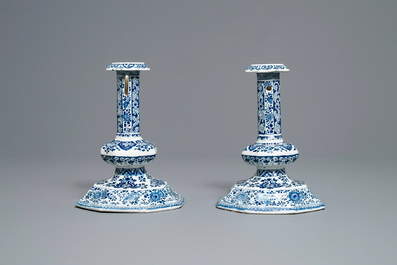 Une paire de bougeoirs en fa&iuml;ence de Delft en bleu et blanc, 17/18&egrave;me (naar tefaf)