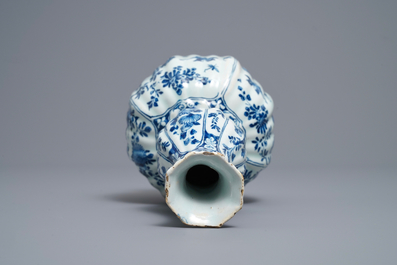 Un vase de forme double gourde en fa&iuml;ence de Delft en bleu et blanc, d&eacute;but du 18&egrave;me