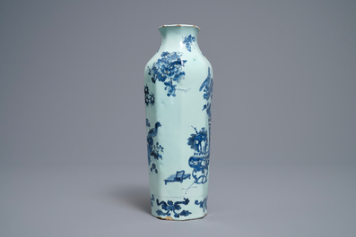 Un vase de forme octagonale en fa&iuml;ence de Delft en bleu et blanc &agrave; d&eacute;cor de chinoiserie avec un &eacute;l&eacute;phant, fin du 17&egrave;me