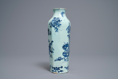 Een octagonale blauw-witte Delftse chinoiserie vaas met een olifant, laatste kwart 17e eeuw