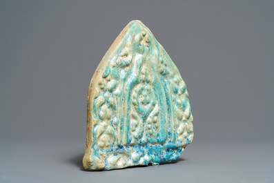 Un carreau &agrave; fond turquoise &agrave; d&eacute;cor en relief, Kashan, Iran, 12/13&egrave;me