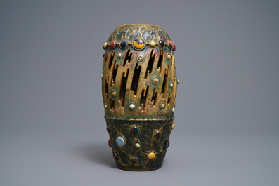 Een Amphora vaas met pseudo-edelstenen en bliksemdecor, Gres-Bijou series, Oostenrijk, begin 20e eeuw