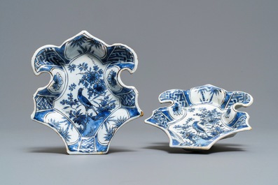 Een paar blauw-witte Delftse rijsttafel schotels, eind 17e eeuw