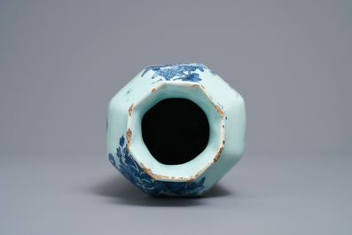 Een octagonale blauw-witte Delftse chinoiserie vaas met een olifant, laatste kwart 17e eeuw