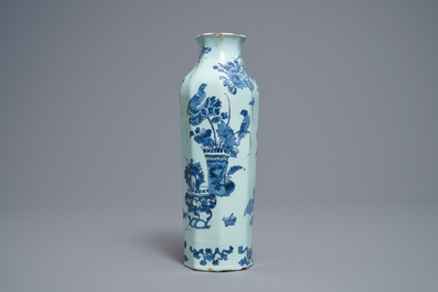 Een octagonale blauw-witte Delftse chinoiserie vaas met een olifant, laatste kwart 17e eeuw