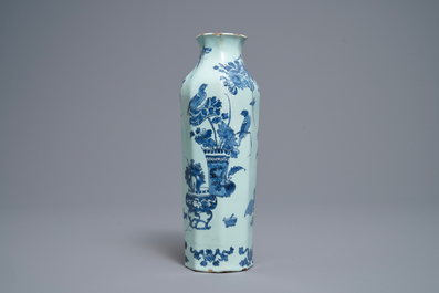 Un vase de forme octagonale en fa&iuml;ence de Delft en bleu et blanc &agrave; d&eacute;cor de chinoiserie avec un &eacute;l&eacute;phant, fin du 17&egrave;me