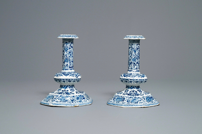 Une paire de bougeoirs en fa&iuml;ence de Delft en bleu et blanc, 17/18&egrave;me (naar tefaf)