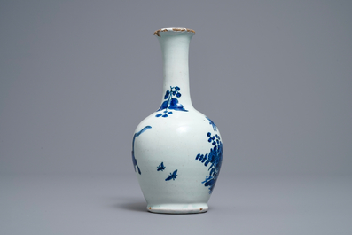 Un vase de forme bouteille en fa&iuml;ence de Delft en bleu et blanc de style Kakiemon, fin du 17&egrave;me