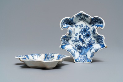 Une paire de coupes d'un ensemble &agrave; hors d'oeuvres en fa&iuml;ence de Delft en bleu et blanc, fin du 17&egrave;me