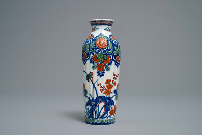Un vase de forme rouleau en fa&iuml;ence de Delft en palette cachemire, d&eacute;but du 18&egrave;me