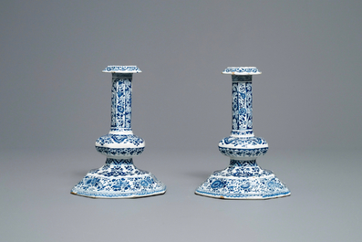 Een zeldzaam paar blauw-witte Delftse kandelaars, 17/18e eeuw (naar tefaf)