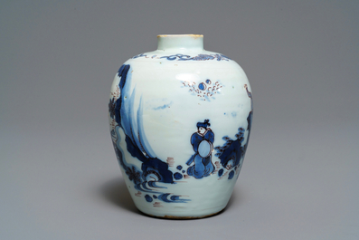 Un vase en fa&iuml;ence de Delft en bleu, blanc et mangan&egrave;se &agrave; d&eacute;cor d'un &eacute;l&eacute;phant, 2&egrave;me moiti&eacute; du 17&egrave;me