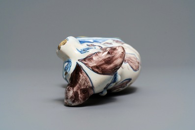 Un mod&egrave;le d'un chien en fa&iuml;ence polychrome de Delft, d&eacute;but du 18&egrave;me