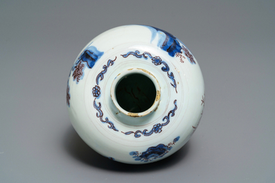 Un vase en fa&iuml;ence de Delft en bleu, blanc et mangan&egrave;se &agrave; d&eacute;cor de chinoiserie, 2&egrave;me moiti&eacute; du 17&egrave;me