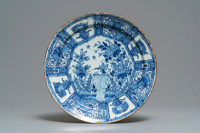 Deux plats en fa&iuml;ence de Delft en bleu et blanc &agrave; d&eacute;cor de chinoiserie, 17/18&egrave;me