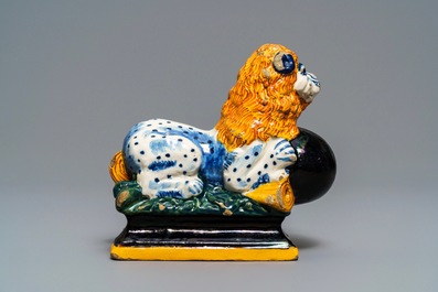 Un mod&egrave;le d'un lion en fa&iuml;ence polychrome et noire de Delft, 1&egrave;re moiti&egrave; du 18&egrave;me