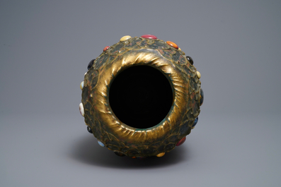 Un vase d'Amphora &agrave; d&eacute;cor de faux bijoux et foudre de la s&eacute;rie Gres-Bijou, Autriche, d&eacute;but du 20&egrave;me