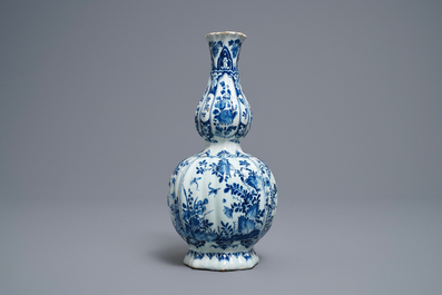 Un vase de forme double gourde en fa&iuml;ence de Delft en bleu et blanc, d&eacute;but du 18&egrave;me