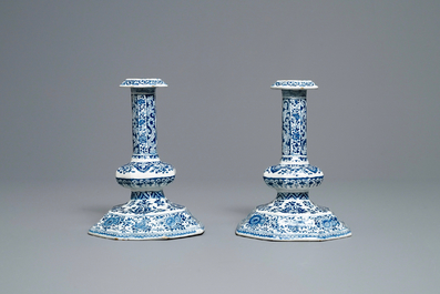 Une paire de bougeoirs en fa&iuml;ence de Delft en bleu et blanc, 17/18&egrave;me (naar tefaf)