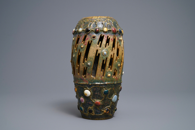 Un vase d'Amphora &agrave; d&eacute;cor de faux bijoux et foudre de la s&eacute;rie Gres-Bijou, Autriche, d&eacute;but du 20&egrave;me
