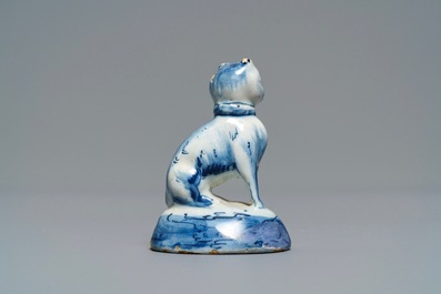 Un mod&egrave;le miniature d'un chat en fa&iuml;ence de Delft en bleu et blanc, 18&egrave;me