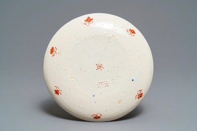 Een Delfts dor&eacute; Kakiemon-stijl bord, begin 18e eeuw