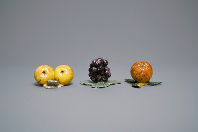 Zes polychrome Delftse modellen van appels, peren en druiven, 18e eeuw