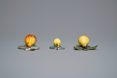 Vijf polychrome Delftse modellen van appels, peren en een pruim, 18e eeuw