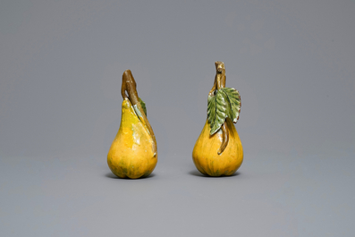 Deux mod&egrave;les de poires en fa&iuml;ence polychrome de Delft, 18&egrave;me