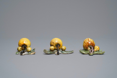 Cinq mod&egrave;les de pommes et poires en fa&iuml;ence polychrome de Delft, 18&egrave;me