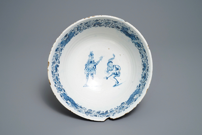 Een fijne blauw-witte Delftse kom met Commedia dell'arte decor, gedat. 1720