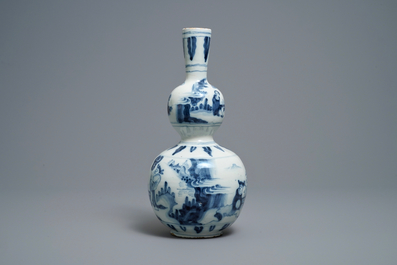 Un vase de forme double gourde en fa&iuml;ence de Delft en bleu et blanc &agrave; d&eacute;cor de chinoiserie, d&eacute;but du 18&egrave;me