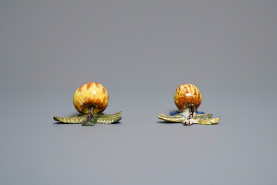 Vijf polychrome Delftse modellen van appels, peren en een pruim, 18e eeuw