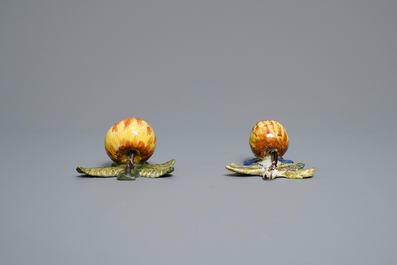 Cinq mod&egrave;les de pommes, poires et une prune en fa&iuml;ence polychrome de Delft, 18&egrave;me