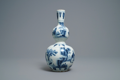 Un vase de forme double gourde en fa&iuml;ence de Delft en bleu et blanc &agrave; d&eacute;cor de chinoiserie, d&eacute;but du 18&egrave;me