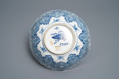 Un bol en fa&iuml;ence de Delft en bleu et blanc &agrave; d&eacute;cor Commedia dell'arte, dat&eacute; 1720