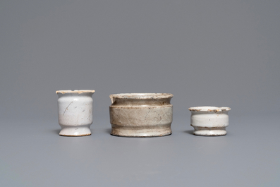 Six pots &agrave; onguent en fa&iuml;ence blanche de Delft et une miniature en gr&egrave;s de Raeren, 16/17&egrave;me