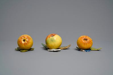 SIx mod&egrave;les de pommes, poires et raisins en fa&iuml;ence polychrome de Delft, 18&egrave;me