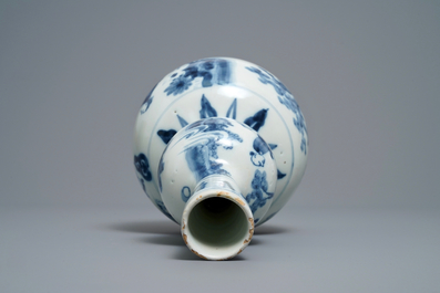 Een blauw-witte Delftse chinoiserie kalebasvaas, begin 18e eeuw