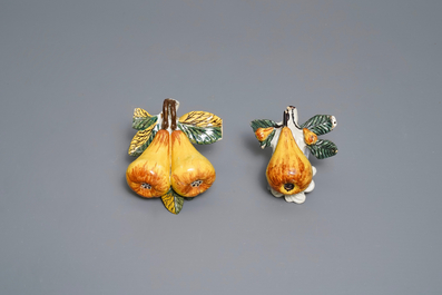 Cinq mod&egrave;les de pommes et poires en fa&iuml;ence polychrome de Delft, 18&egrave;me