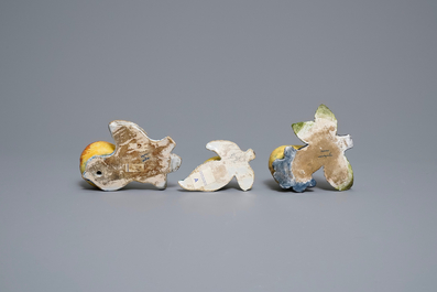 Cinq mod&egrave;les de pommes, poires et une prune en fa&iuml;ence polychrome de Delft, 18&egrave;me
