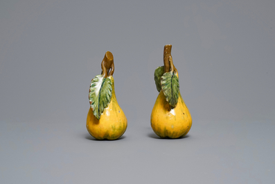 Twee polychrome Delftse modellen van peren, 18e eeuw