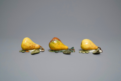 Zes polychrome Delftse modellen van appels, peren en druiven, 18e eeuw