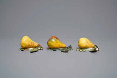 SIx mod&egrave;les de pommes, poires et raisins en fa&iuml;ence polychrome de Delft, 18&egrave;me