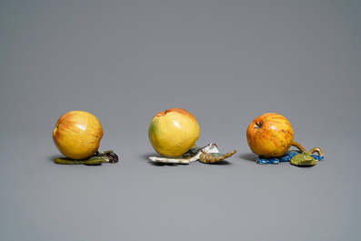 SIx mod&egrave;les de pommes, poires et raisins en fa&iuml;ence polychrome de Delft, 18&egrave;me