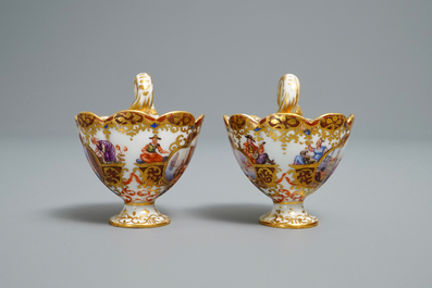 Une paire de pots &agrave; &eacute;pices couverts en porcelaine de Meissen &agrave; d&eacute;cor 'Kauffahrtei', Allemagne, 18&egrave;me