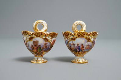 Une paire de pots &agrave; &eacute;pices couverts en porcelaine de Meissen &agrave; d&eacute;cor 'Kauffahrtei', Allemagne, 18&egrave;me