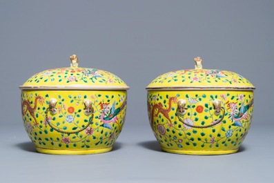 Une paire de terrines couvertes en porcelaine de Chine famille rose &agrave; fond jaune, 19&egrave;me