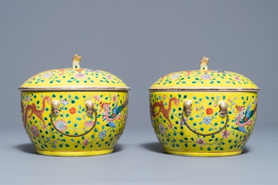 Une paire de terrines couvertes en porcelaine de Chine famille rose &agrave; fond jaune, 19&egrave;me